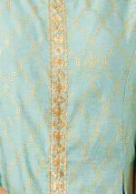 كورتا ذات شقين مزين بطبقات خضراء فاتحة