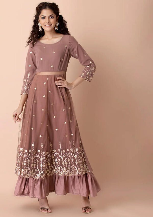 كستنائي كورتا ماكسي بفتحة عالية بنقشة الزهور