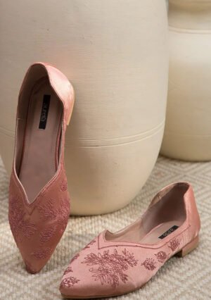 حذاء مسطح بمقدمة مدببة باللون الذهبي الوردي